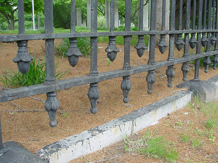 Detail of old iron railing 8.1 with downwards pointing finials.