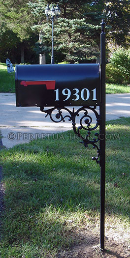 A failry simple mailbox design with a scrolling bracket with limited filegree.